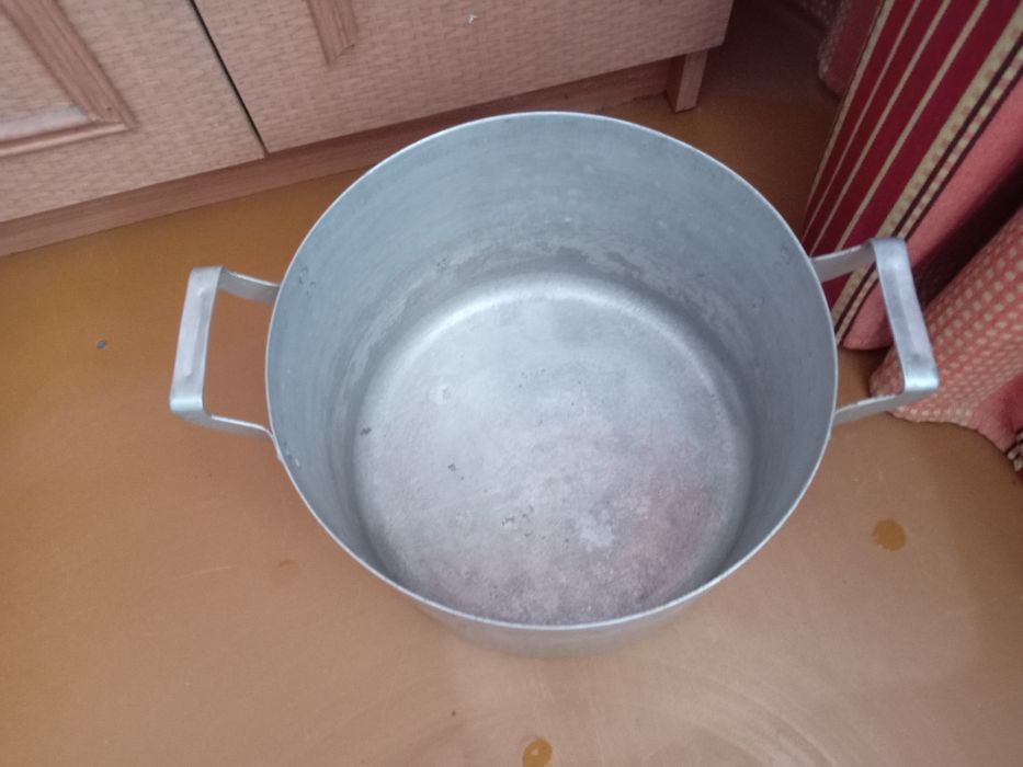 Кастрюля алюминиевая.