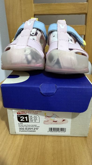 Сандали 21 размера, подошва светится