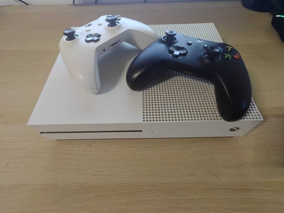 Xbox One S - 500 GB - 2 Controllere & 6 Jocuri - Perfect functional - Curatat intern