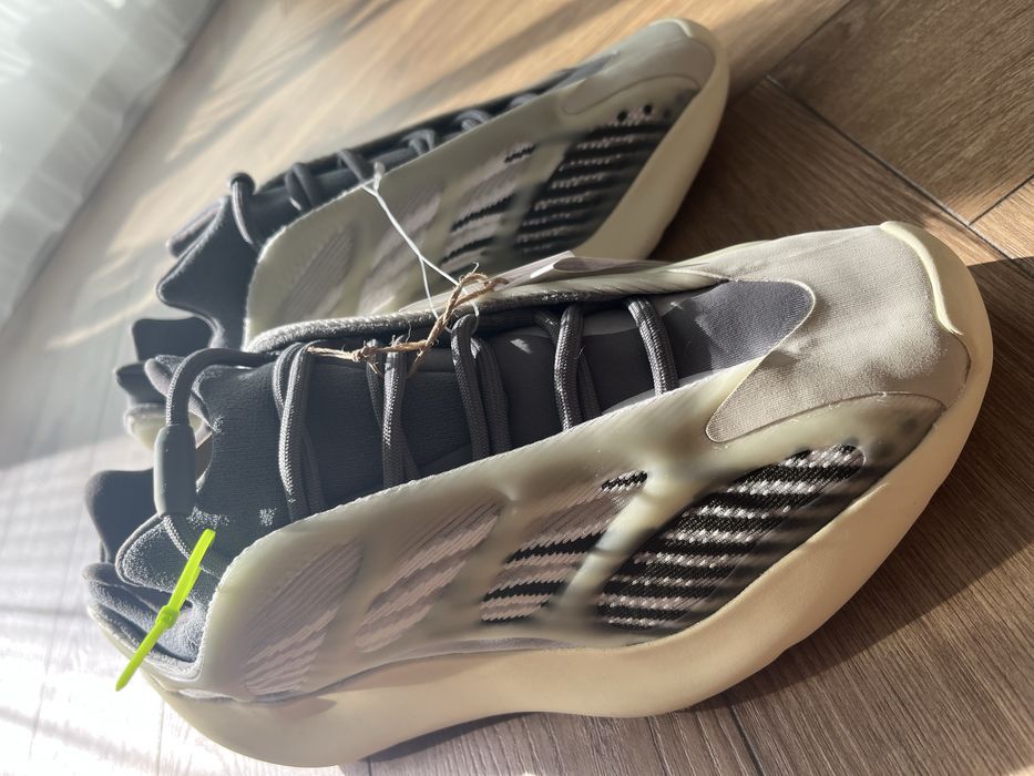 Adidasi yeezy noi cu eticheta