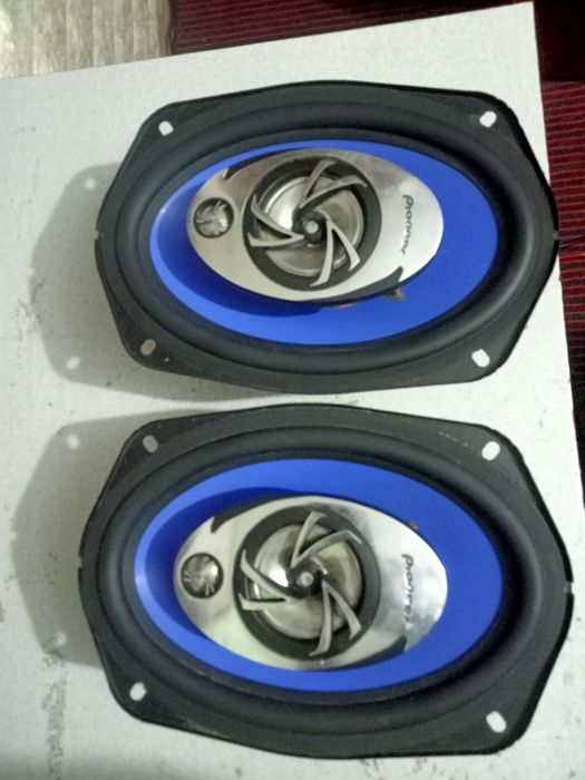 Продам калонки Pioneer китайский в хорошем состоянии.