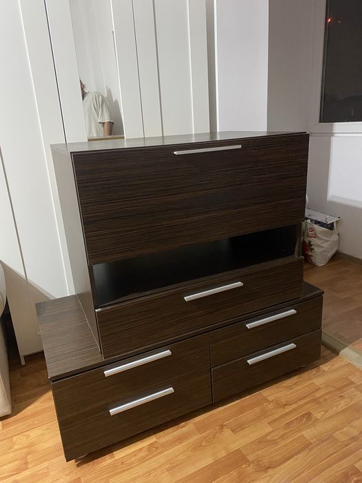 Vând două corpuri de mobilier în stare bună
