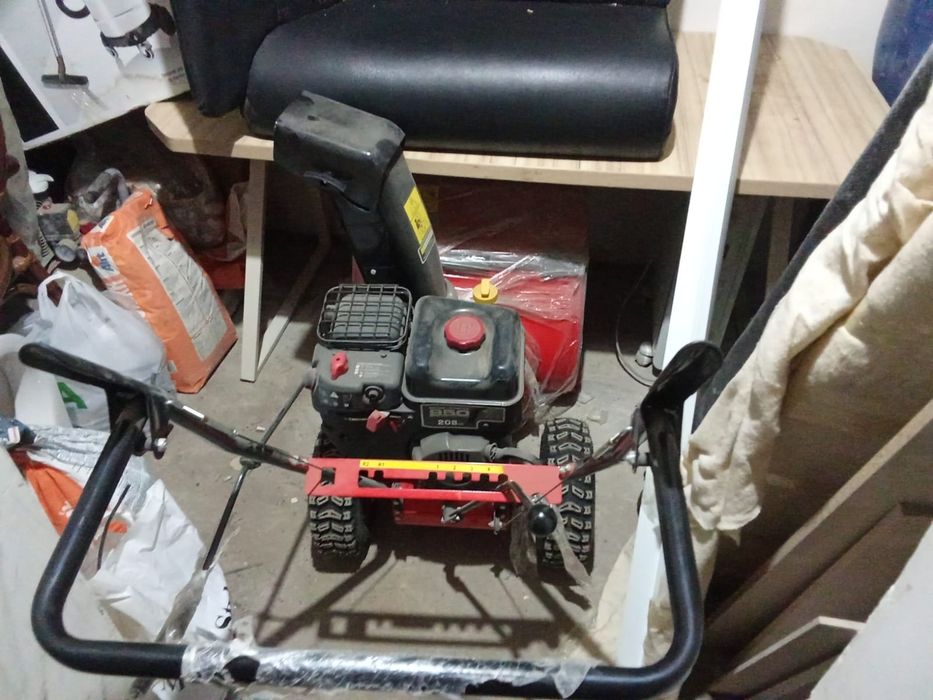 Продам снегоуборочную машину