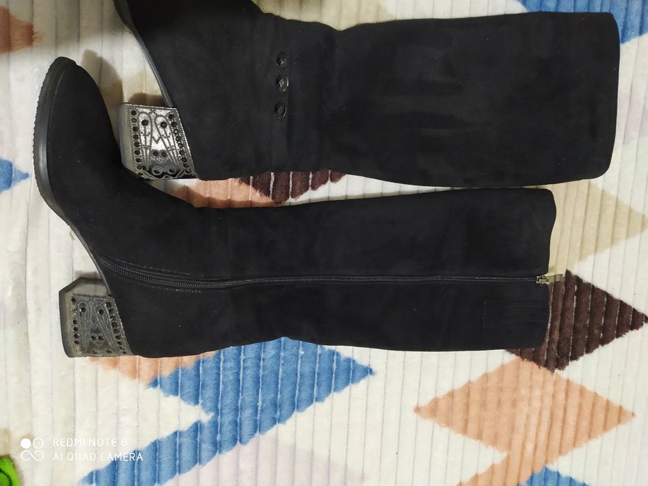 Продам замшевые сапоги