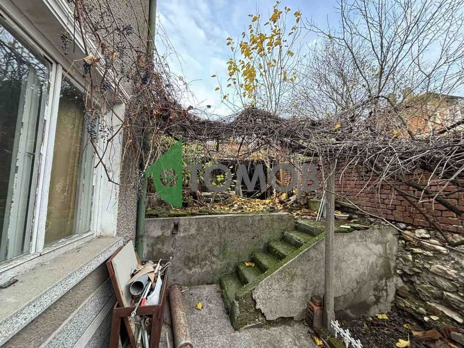 Монолитна къща с двор и гараж в град Чирпан