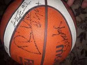 Baschet CS Valcea --Minge cu autografe -Banii merg la un baiat bolnav.