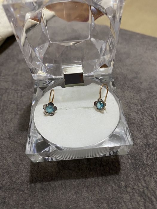 Золотые серьги.