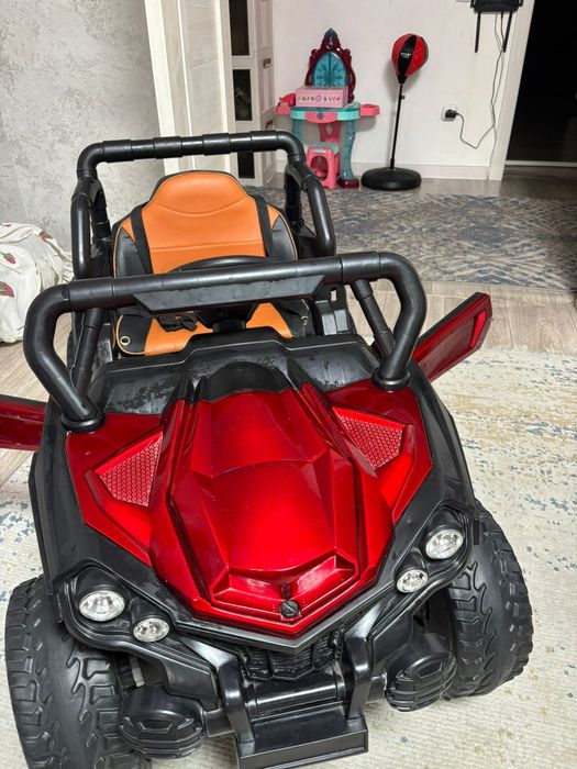 Машинка детская ,в отличном состоянии