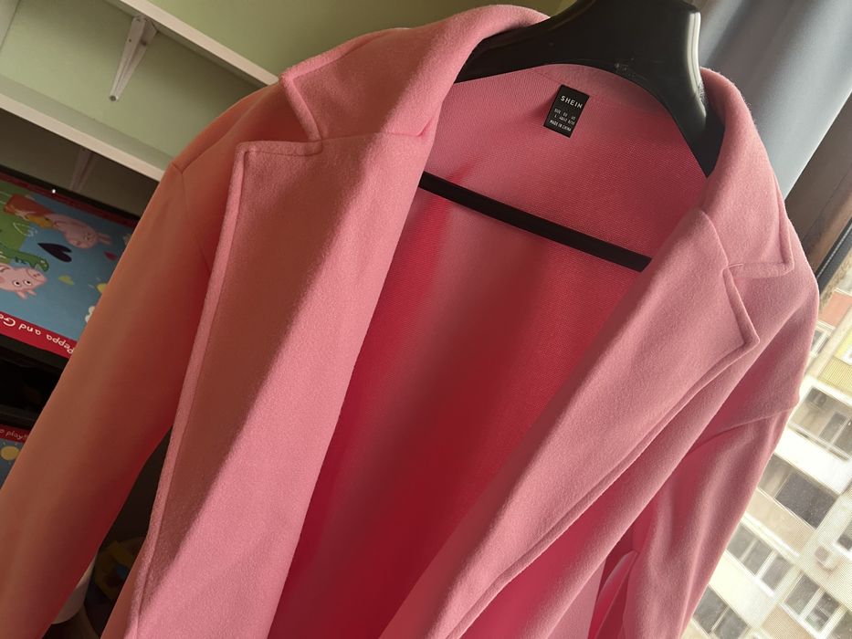 Дълго розово палто