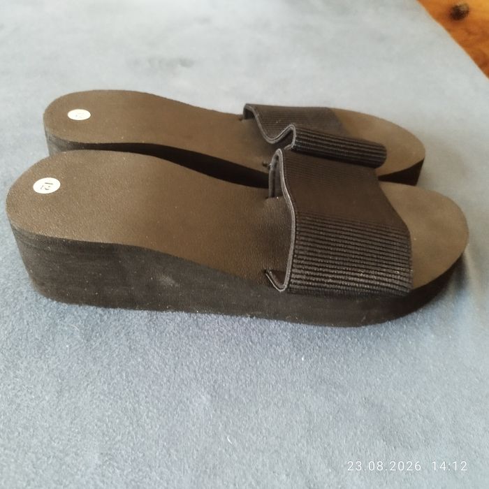 Vând slapi cu talpă ortopedica