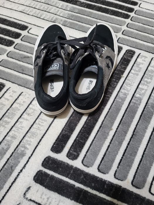 Vând tenesi converse