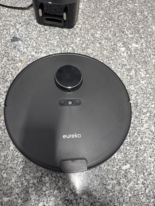 Aspirator robot Eureka E10s complet si functional