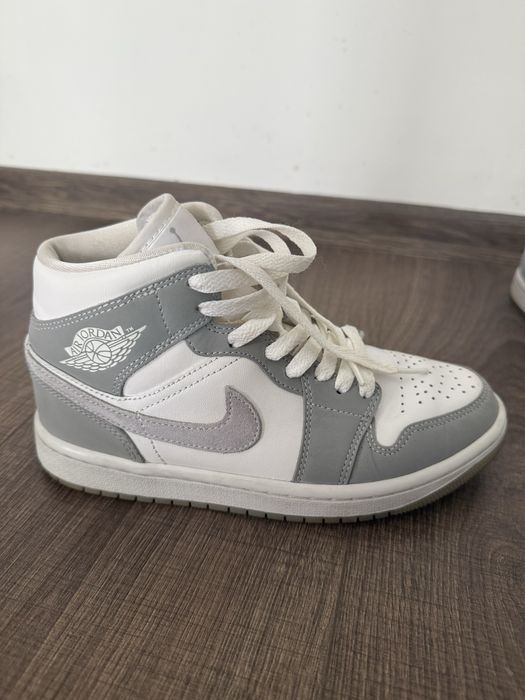 Nike Air Jordan 1 Mid сиво с бяло