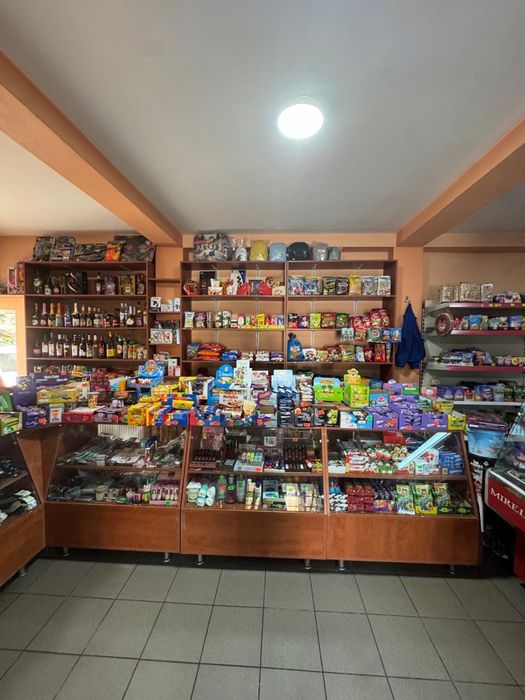 Vitrina si rafturi de amenajat magazin