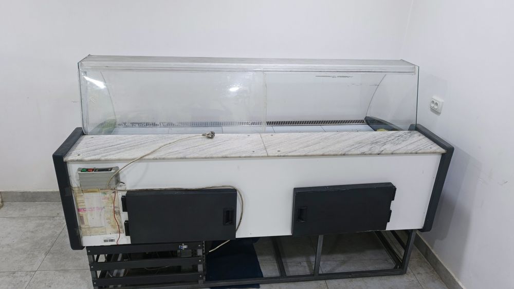 Холодилник  витрина AZN