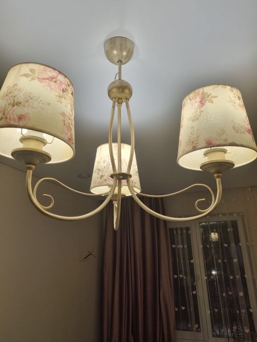 Продам 3хрожковую люстру