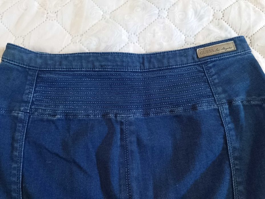 Елегантна дънкова пола на GUESS - в чудесно състояние, 12 евро.