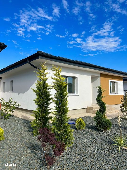 Gradinita la intrare, casa cu pompe caldura 10 kw, curte proprie mare