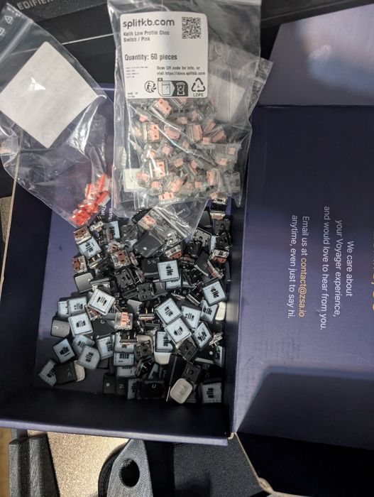 ZSA Voyager – tastatură split ergonomică low-profile