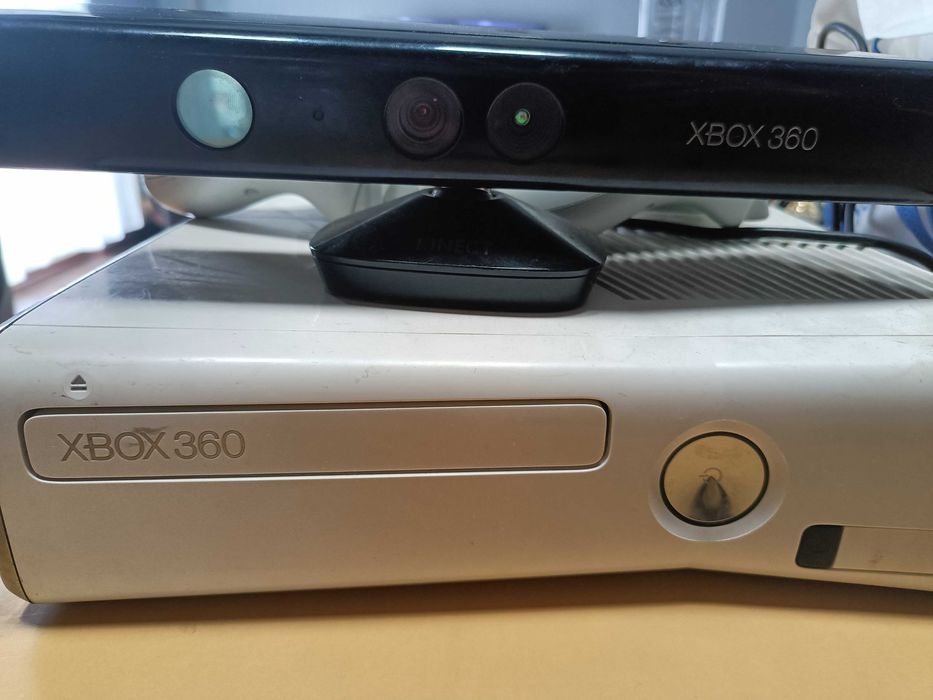 XBox 360+ 27 jocuri+ 2 controler+ kinect