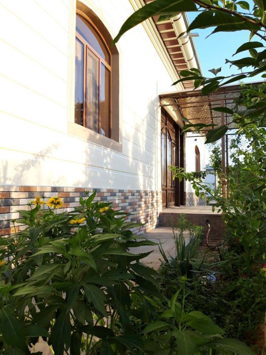 Hovli sotiladi. Koʻchib kirishga tayyor, fayzli, yam-yashil daraxtlar