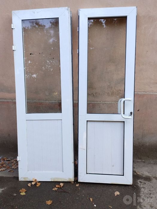 Пластиковые двери со стеклом б/у — 2 шт (62×200 и 67×200)