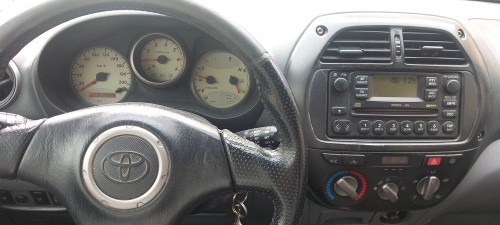 Продавам Toyota Rav4