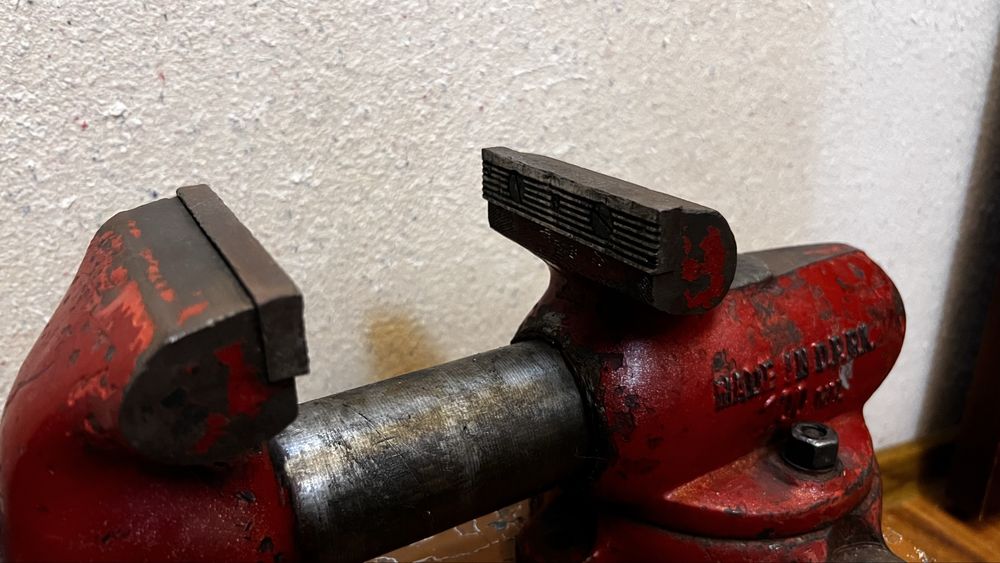 Продам раритетные тиски толи Чехия толи Корея