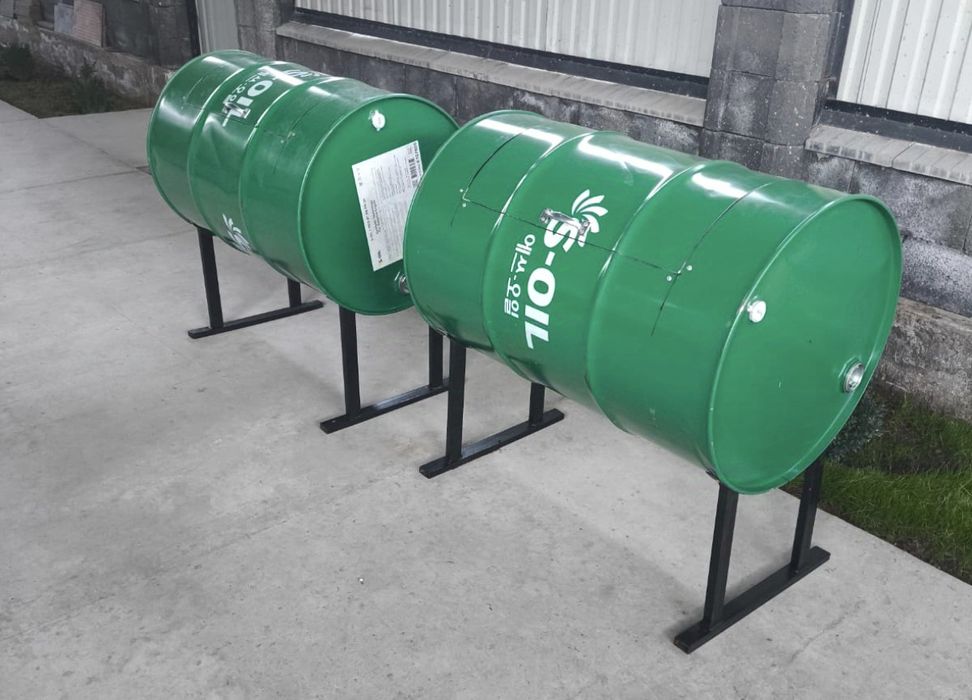 Мусорный бак из бочек