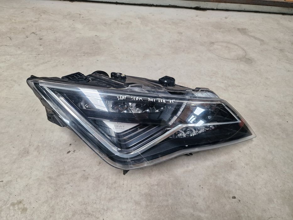 Far dreapta seat leon 2015 , cu led