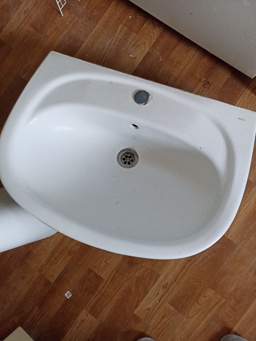 Раковину со стойкой и унитаз,  продам