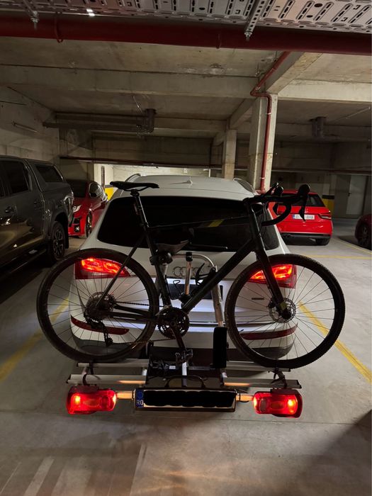 Gravel bike si suport auto pentru biciclete