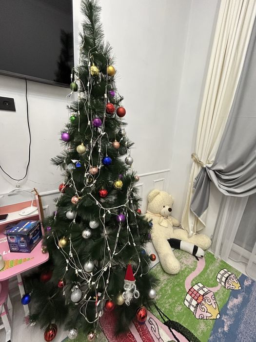 Елка с игрушками и гирляндой