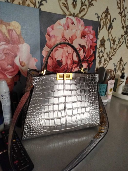 Продам серебристый сумку от бренда Fendi