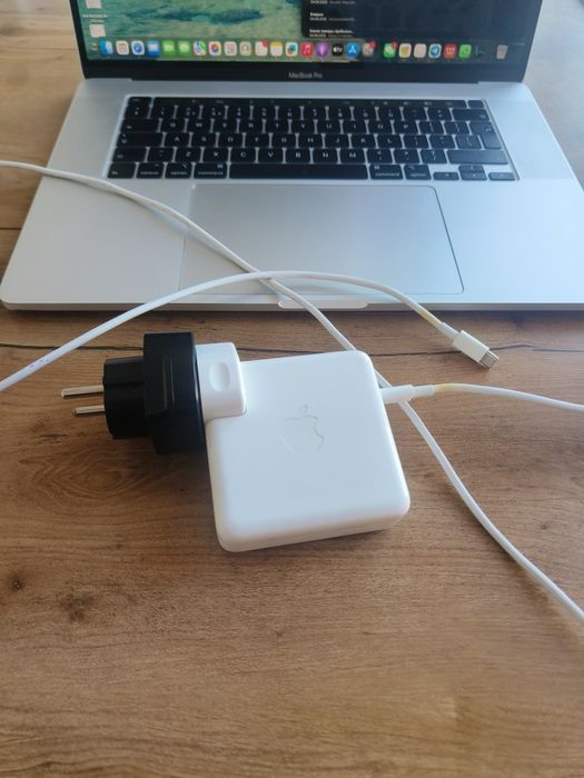 MacBook Pro 2019 core 9 (1 Tr) 16 дюймовый