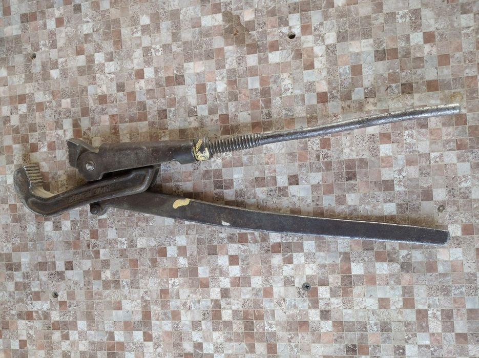 Ключ трубный разводной.