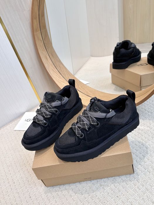 Adidași negri din piele întoarsă.