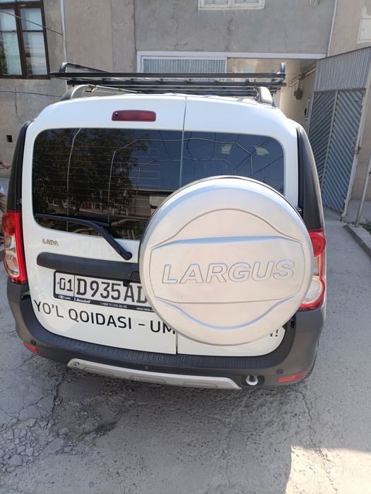 Moshina sotiladi Lada Largus