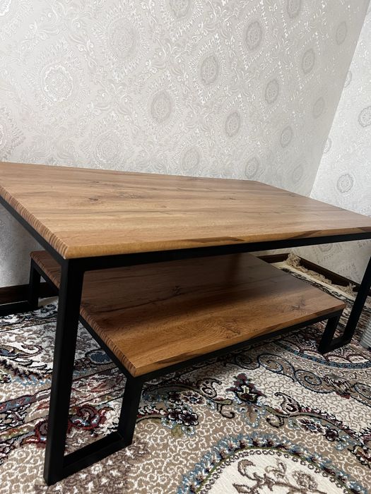 Журнальный столик в стиле хайтег