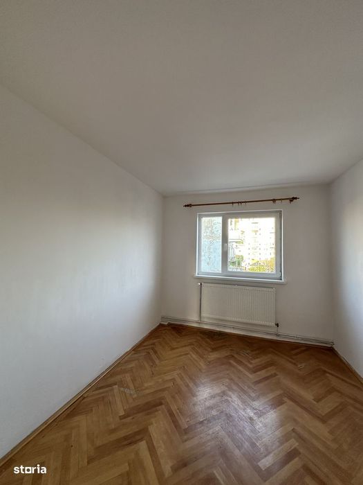 Apartament de 4 camere de vânzare, etaj 3