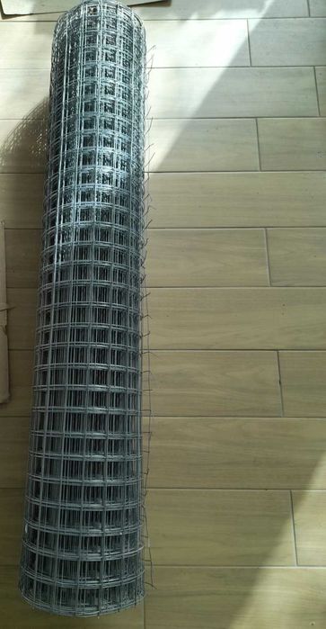 Поцинкована оградна мрежа 25 м и 6 бр.колове от конструкционни тръби