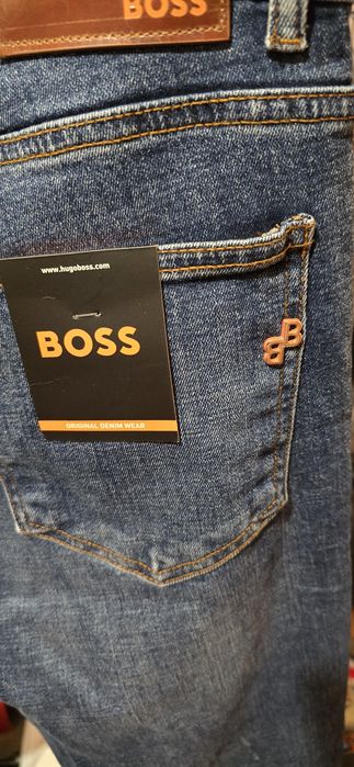 Vând blugi barbati boss