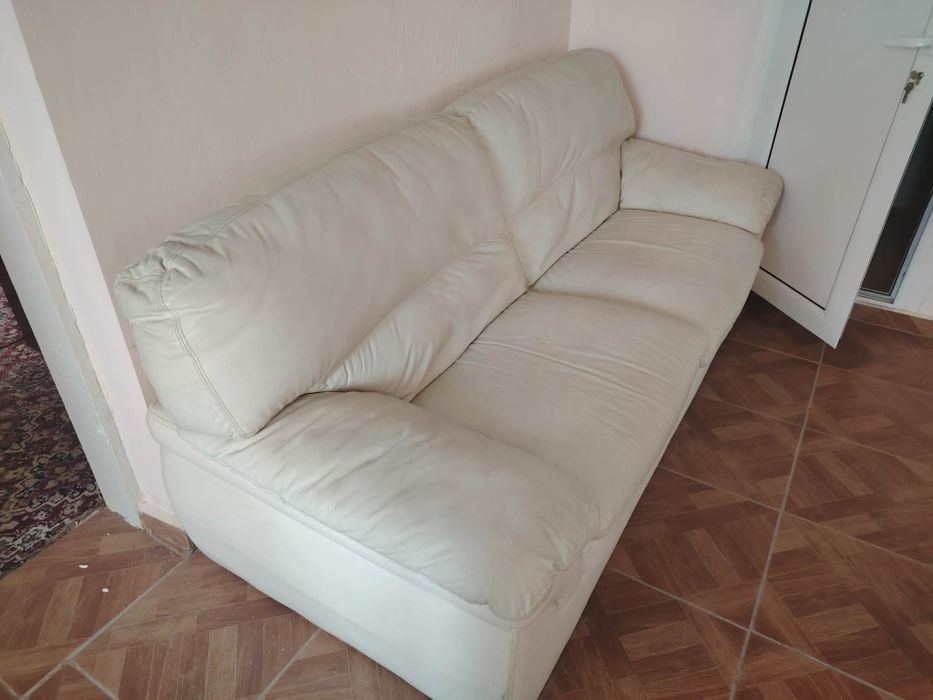 Дивани кожени 2бр бели