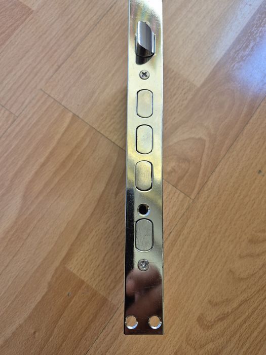 Ială usa metalica