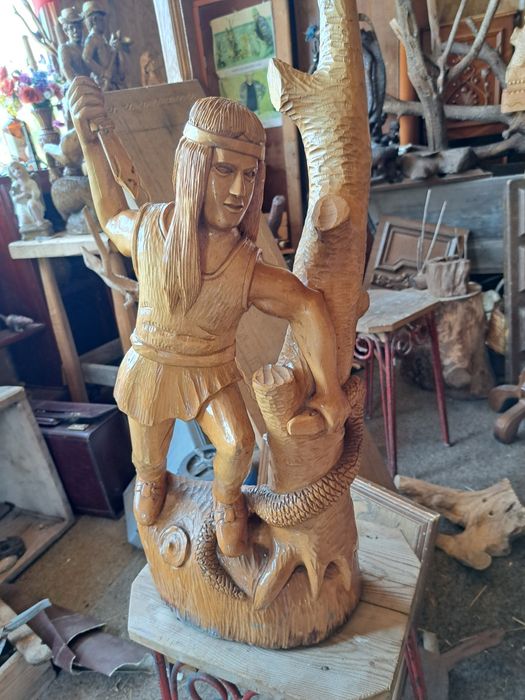 Statuete din lemn sculptate manual
