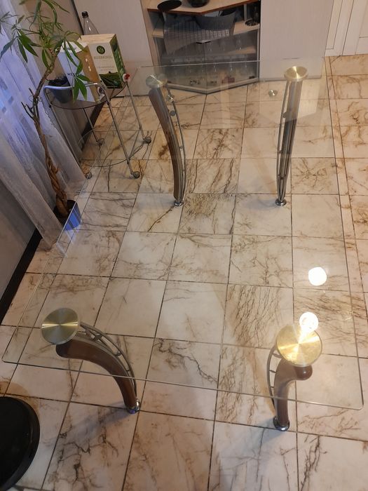 Холска маса със стъклен плот