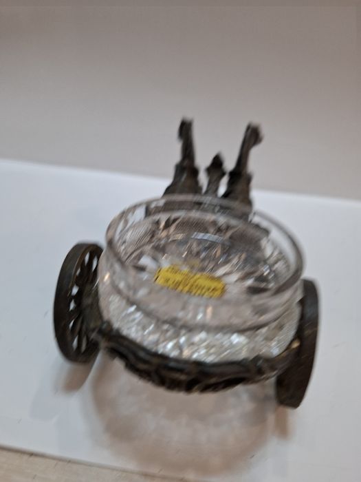 Колесница в римски стил, теглена от два коня.