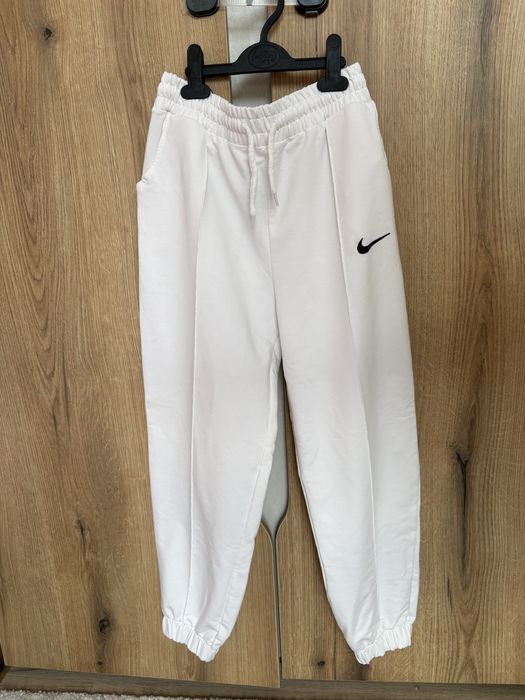 Бяла анцуг Nike
