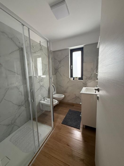 Se închiriază apartament 2 camere – bloc nou, prima închiriere