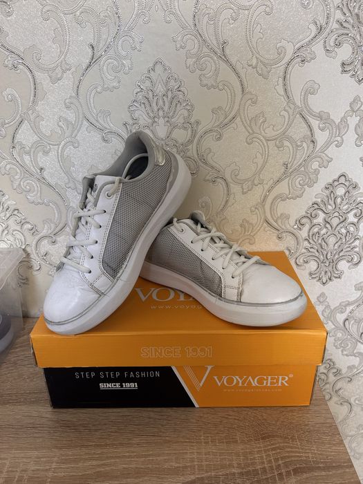 Кроссовки женские